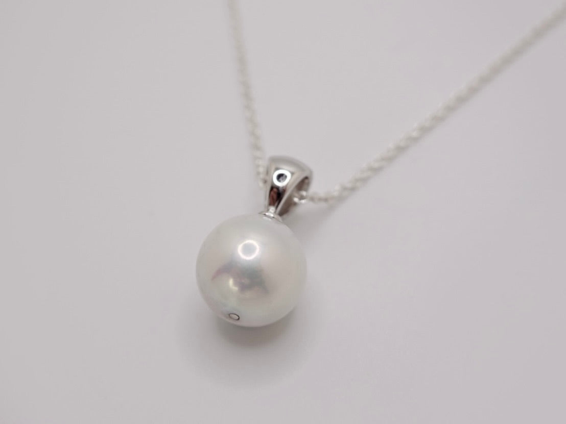 Pearlescent Pendant